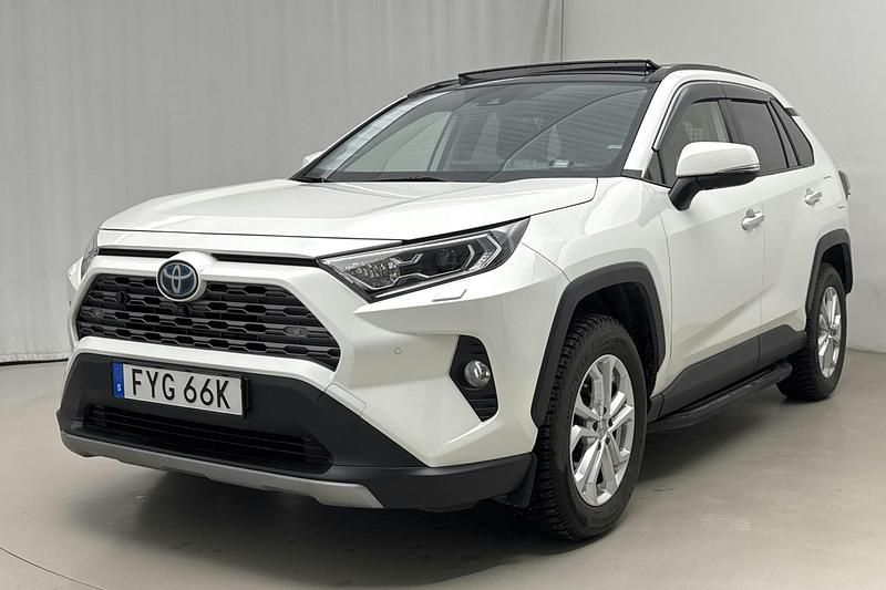 Vit Begagnad 2021 Toyota RAV4 Executive | 329 900 kr (Marknadspris) - Bild 1/4