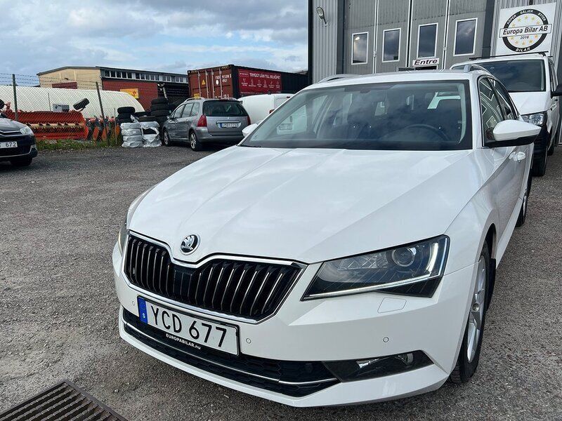Vit Begagnad 2016 Skoda Superb Kombi | 179 800 kr (Bra pris) - Bild 1/4
