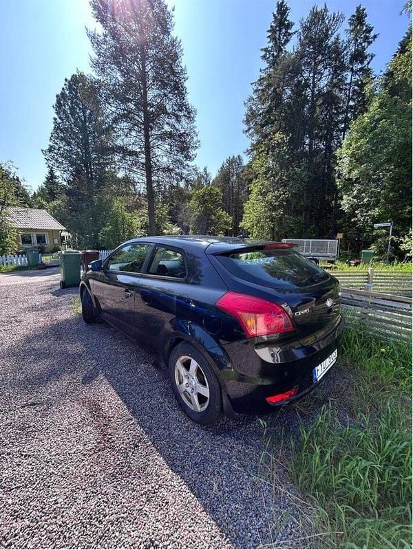 Svart Begagnad 2011 Kia Ceed Halvkombi | 32 990 kr (Bra pris) - Bild 1/4