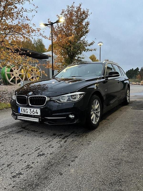Svart Begagnad 2016 BMW 320 Sport Line Kombi | 164 000 kr (Superpris) - Bild 1/4