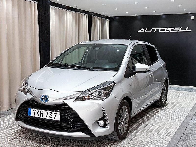 Silver Begagnad 2017 Toyota Yaris Hybrid Active Halvkombi | 159 900 kr (Marknadspris) - Bild 1/4