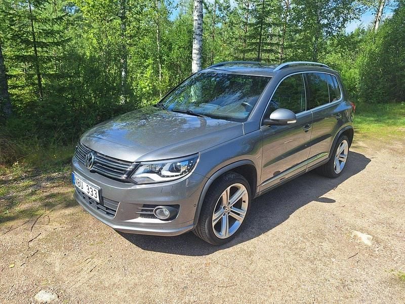Grå Begagnad 2013 VW Tiguan Sportline SUV | 109 000 kr (Marknadspris) - Bild 1/4