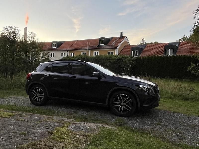 Svart Begagnad 2014 Mercedes GLA250 SUV | 187 000 kr (Marknadspris) - Bild 1/4