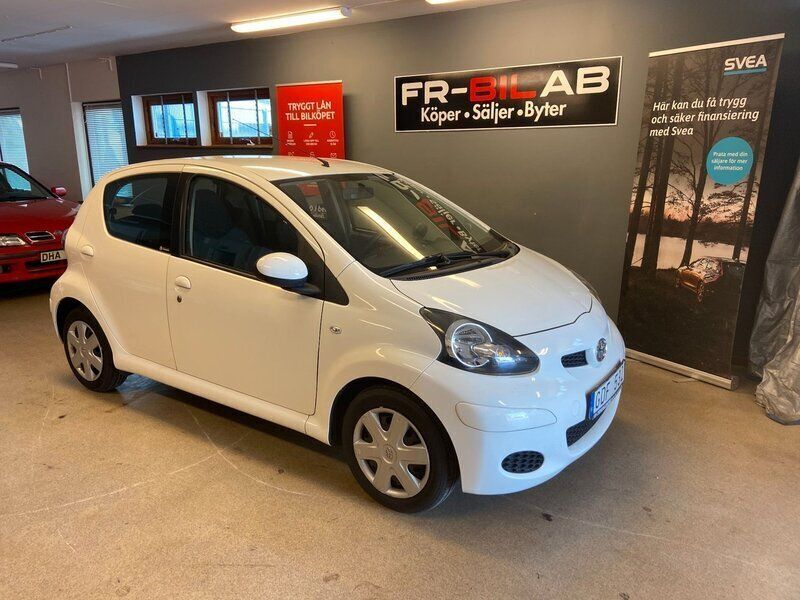 Vit Begagnad 2010 Toyota Aygo Halvkombi | 49 900 kr (Lite dyr) - Bild 1/4