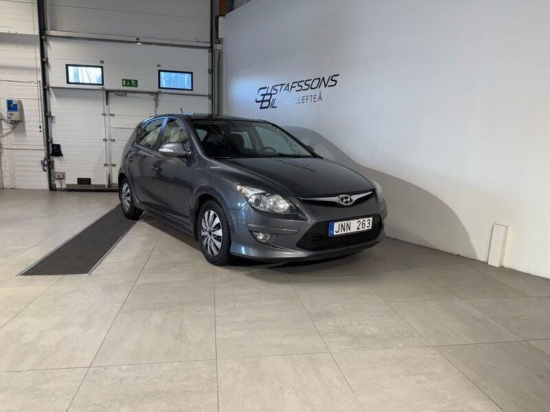 Grå Begagnad 2011 Hyundai i30 Halvkombi | 54 500 kr (Dyr) - Bild 1/4