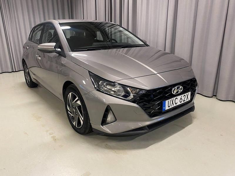 Grå Begagnad 2022 Hyundai i20 Essential Halvkombi | 189 900 kr (Marknadspris) - Bild 1/3