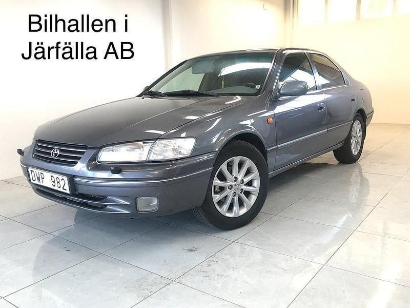 Mörkgrå Begagnad 1998 Toyota Camry Sedan | 34 900 kr - Bild 1/4