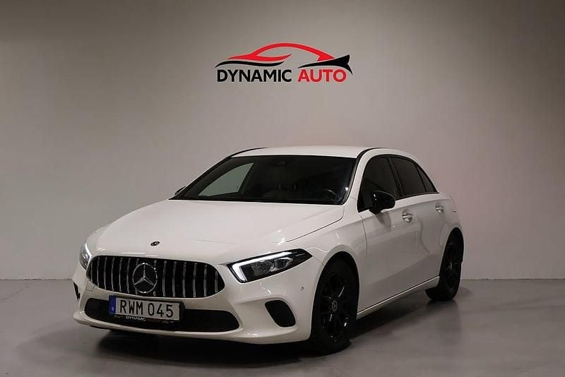 Vit Begagnad 2018 Mercedes A180 Halvkombi | 199 900 kr (Bra pris) - Bild 1/4