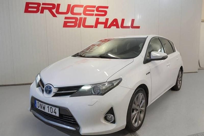 Begagnad Toyota Auris Hybrid Edition 136 HK (100 kW) 2014 Vit Halvkombi