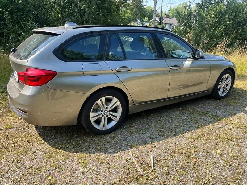 Silver Begagnad 2016 BMW 320 Sport Line Kombi | 150 000 kr (Superpris) - Bild 1/4
