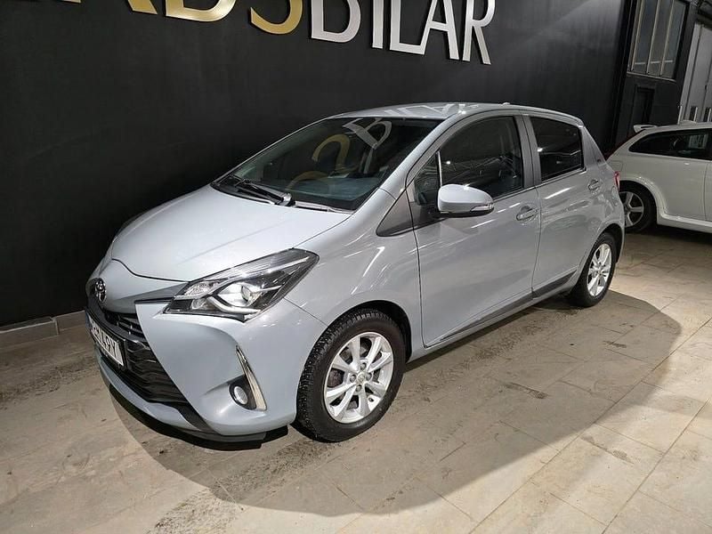 Begagnad Toyota Yaris Active 112 HK (82 kW) 2019 Grå Halvkombi