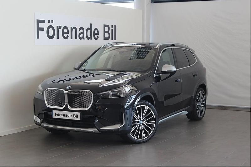 Safirsvart metallic Begagnad 2024 BMW iX1 Comfort Edition SUV | 529 000 kr - Bild 1/4
