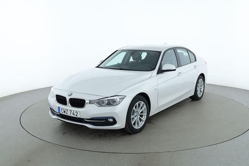 Vit Begagnad 2016 BMW 318 Sport Line Sedan | 148 000 kr (Marknadspris) - Bild 1/3