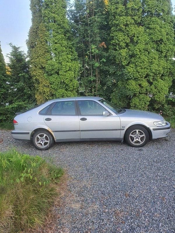 Grå Begagnad 2002 Saab 9-3 Halvkombi | 9 999 kr (Marknadspris) - Bild 1/4