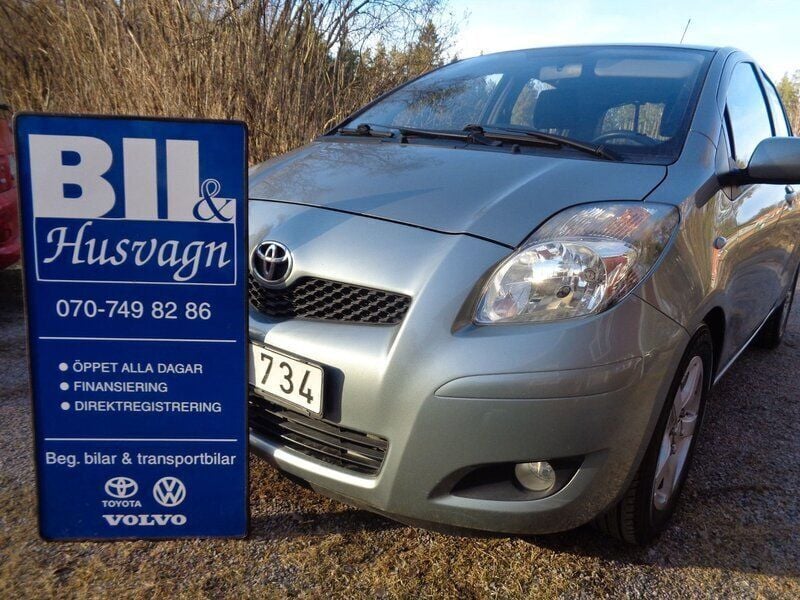Grå Begagnad 2011 Toyota Yaris Halvkombi | 55 000 kr (Lite dyr) - Bild 1/4