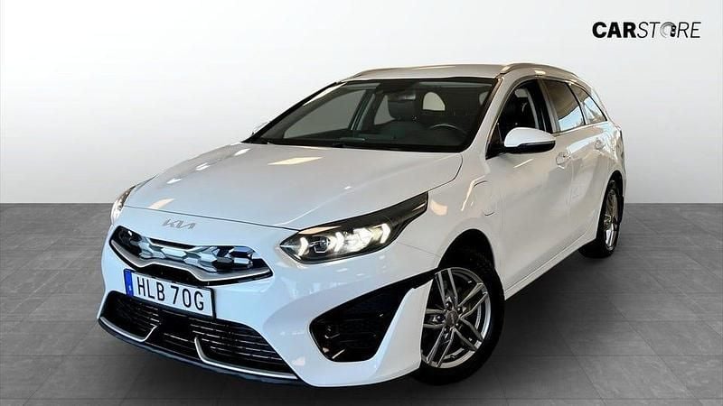 Vit Begagnad 2022 Kia Ceed Advance Halvkombi | 204 900 kr (Superpris) - Bild 1/4