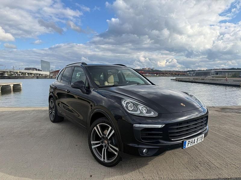 Svart (svart metallic) Begagnad 2017 Porsche Cayenne Platinum Edition SUV | 344 900 kr - Bild 1/4