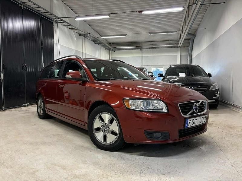 Röd Begagnad 2010 Volvo V50 Momentum Kombi | 59 900 kr (Marknadspris) - Bild 1/4