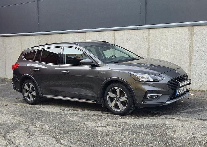 Grå Begagnad 2019 Ford Focus Active Kombi | 139 000 kr (Marknadspris) - Bild 1/4