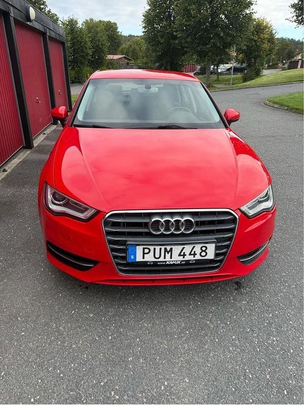 Röd Begagnad 2015 Audi A3 Sportback Attraction Halvkombi | 94 500 kr (Bra pris) - Bild 1/4