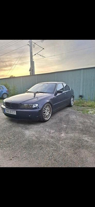 Blå Begagnad 2003 BMW 320 Sedan | 24 000 kr (Marknadspris) - Bild 1/3