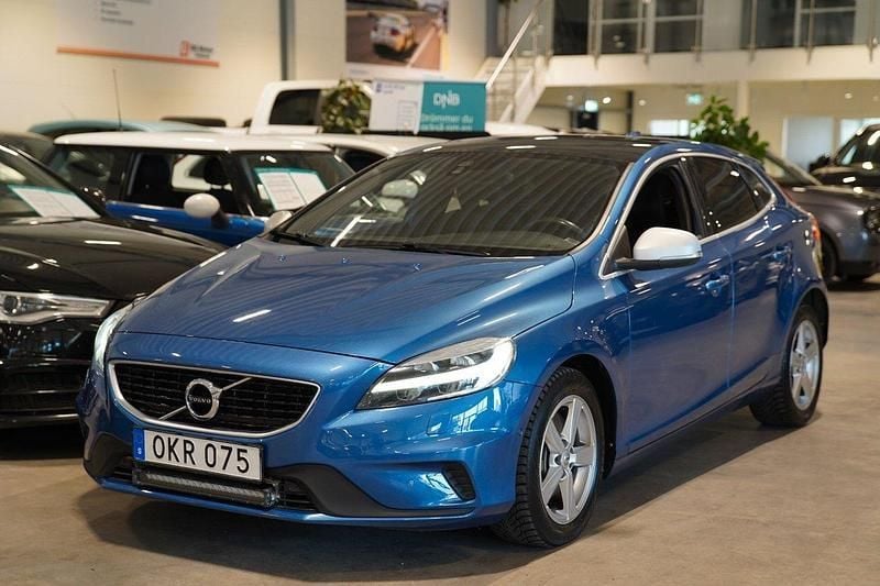 Blå Begagnad 2016 Volvo V40 R-Design Momentum Kombi | 169 800 kr (Marknadspris) - Bild 1/4