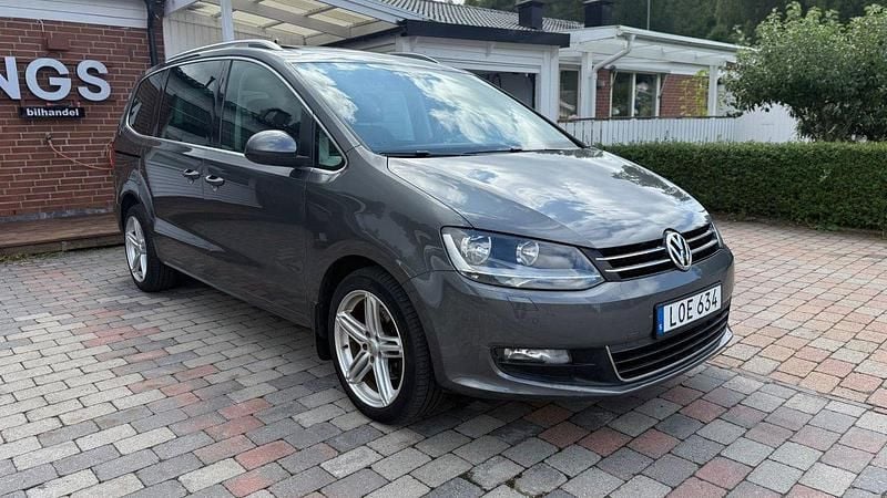 Grå Begagnad 2012 VW Sharan Minibuss | 124 500 kr (Marknadspris) - Bild 1/4