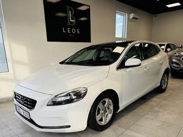 Vit Begagnad 2013 Volvo V40 Momentum Halvkombi | 98 900 kr (Bra pris) - Bild 1/4