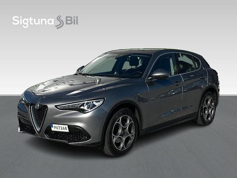 Grå Begagnad 2017 Alfa Romeo Stelvio Super SUV | 249 900 kr (Marknadspris) - Bild 1/3