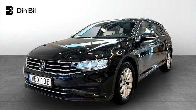Mörkgrå Begagnad 2023 VW Passat Business Kombi | 334 900 kr (Marknadspris) - Bild 1/4
