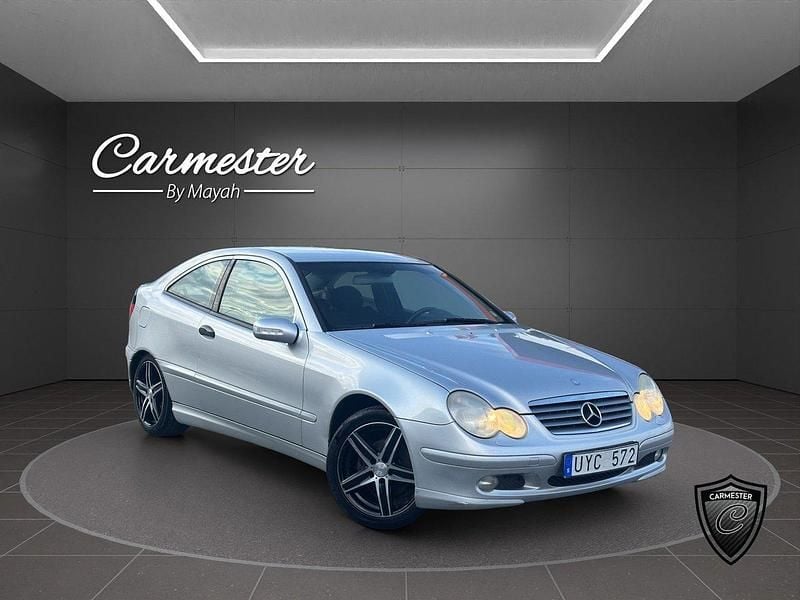 Silver Begagnad 2004 Mercedes C200 Sportkupé | 49 990 kr (Lite dyr) - Bild 1/4