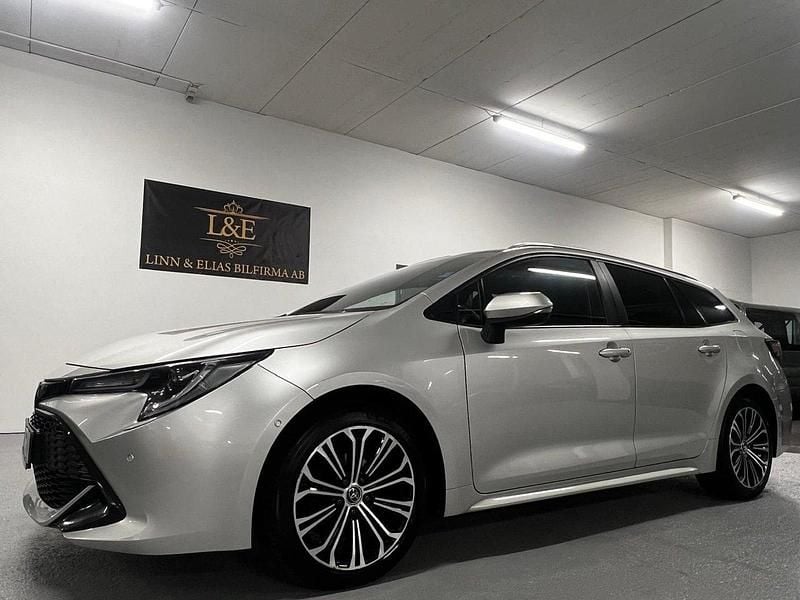 Silver Begagnad 2019 Toyota Corolla Style Kombi | 169 902 kr (Marknadspris) - Bild 1/4