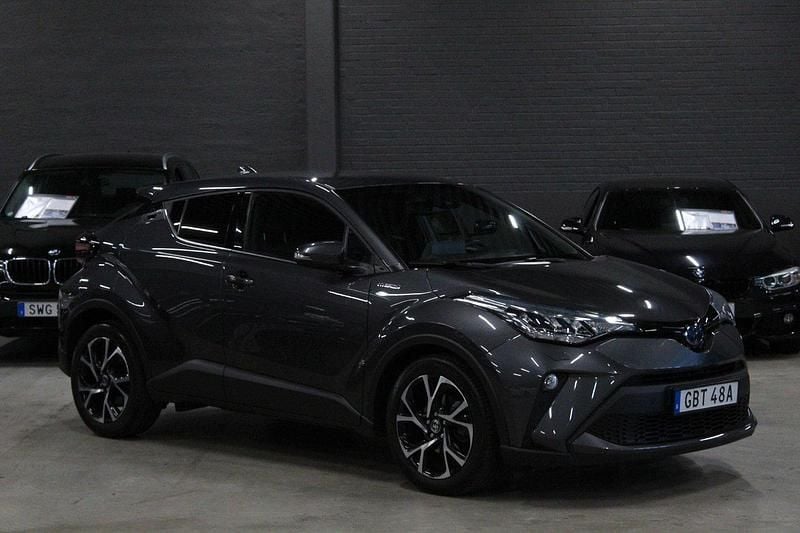 Mörkgrå (grå) Begagnad 2021 Toyota C-HR Edition SUV | 259 900 kr (Marknadspris) - Bild 1/4