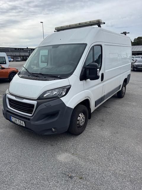 Vit Begagnad 2017 Peugeot Boxer Van | 67 000 kr (Marknadspris) - Bild 1/4