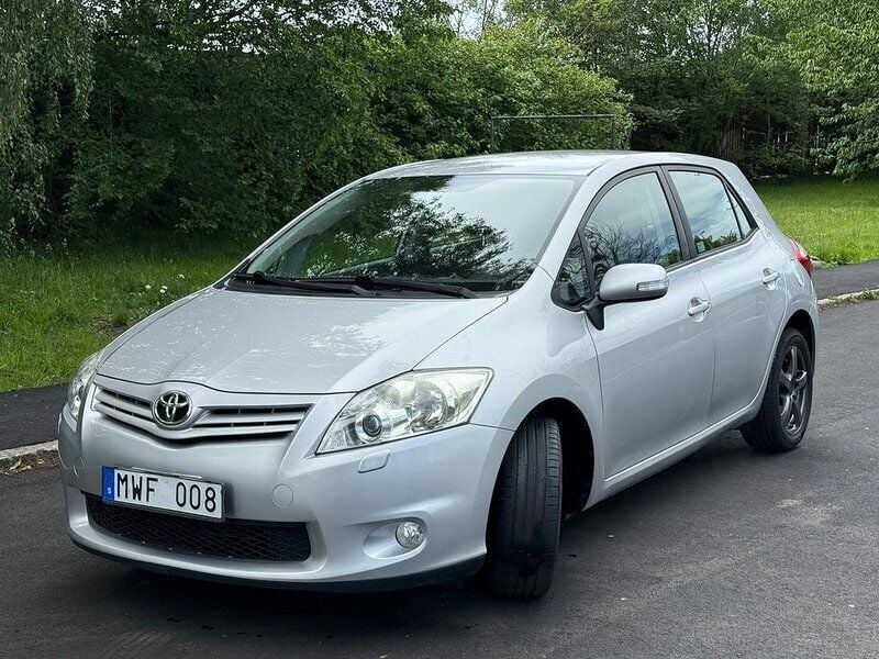 Silver Begagnad 2012 Toyota Auris Plus Halvkombi | 56 000 kr - Bild 1/4