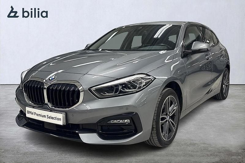 Skyscarper grå metallic Begagnad 2022 BMW 118 Sport Line Halvkombi | 269 900 kr (Marknadspris) - Bild 1/4
