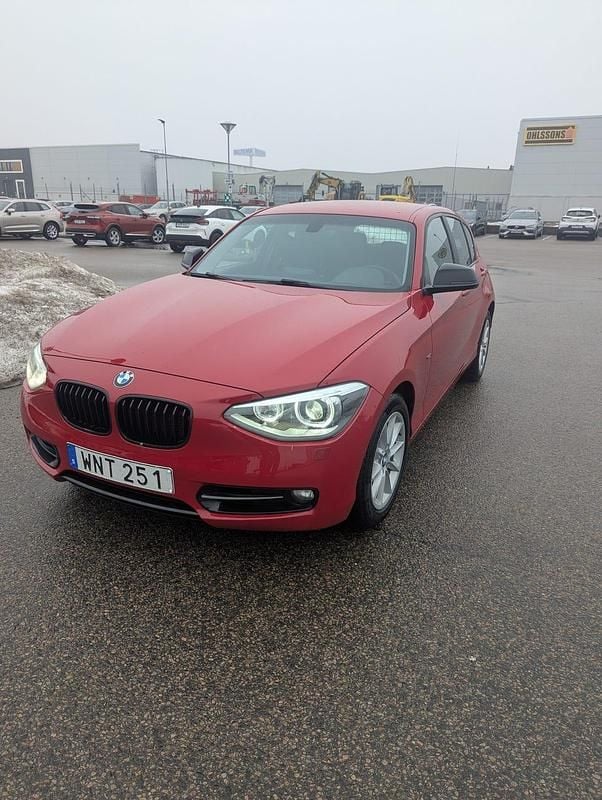 Begagnad BMW 120 Sport Line 184 HK (135 kW) 2014 Bmw karmesin rot Halvkombi