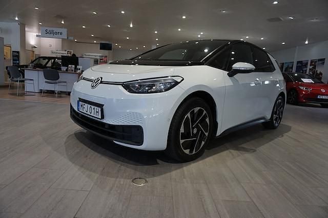 Vit (2ya1tn glacier white me) Begagnad 2023 VW ID.3 Pro Performance Halvkombi | 279 900 kr (Bra pris) - Bild 1/4