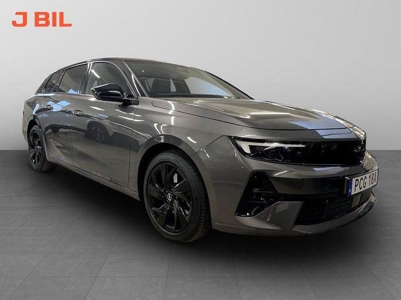 Grå Begagnad 2024 Opel Astra Kombi | 239 900 kr (Marknadspris) - Bild 1/4