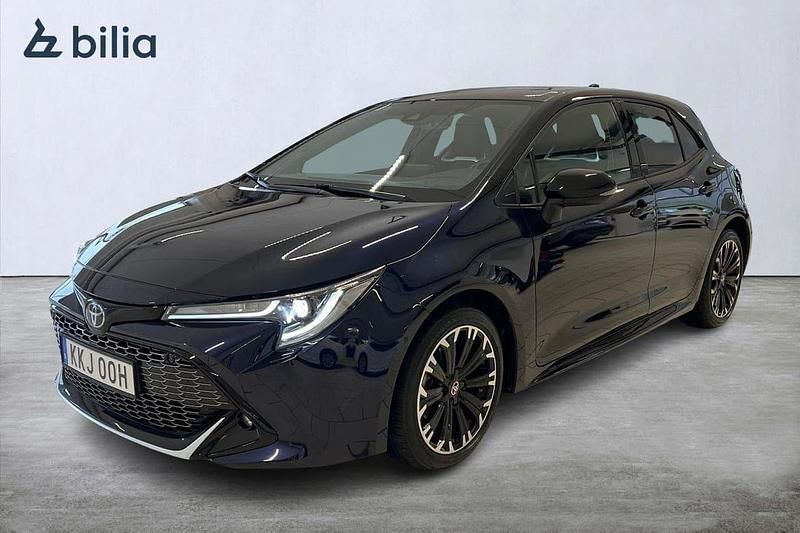 Blå Begagnad 2022 Toyota Corolla Hybrid Sport Halvkombi | 309 900 kr (Lite dyr) - Bild 1/4