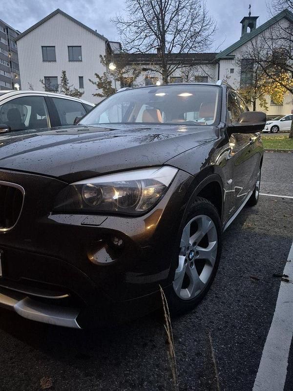 Brun Begagnad 2011 BMW X1 SUV | 105 900 kr (Marknadspris) - Bild 1/4