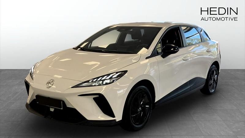 Vit (white) Begagnad 2023 MG MG4 EV Halvkombi | 259 900 kr - Bild 1/4
