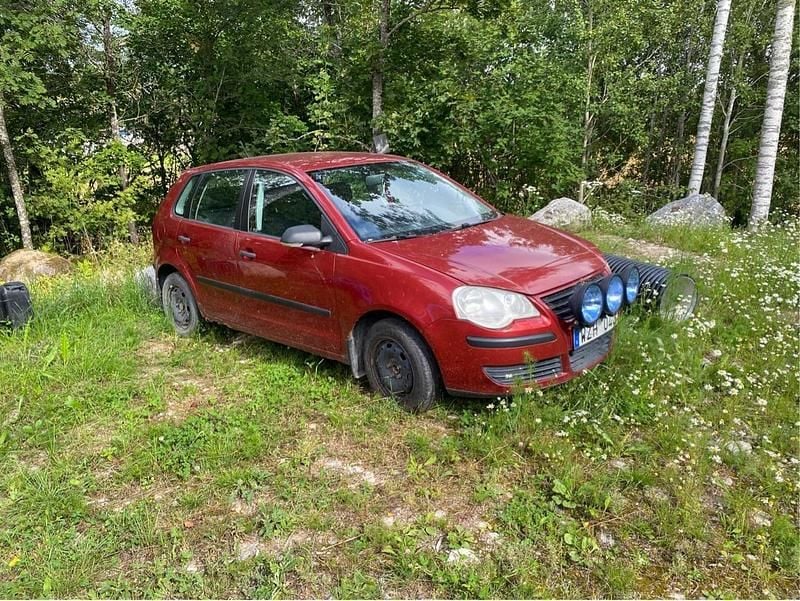 Röd Begagnad 2006 VW Polo Trendline Halvkombi | 3 500 kr (Superpris) - Bild 1/4