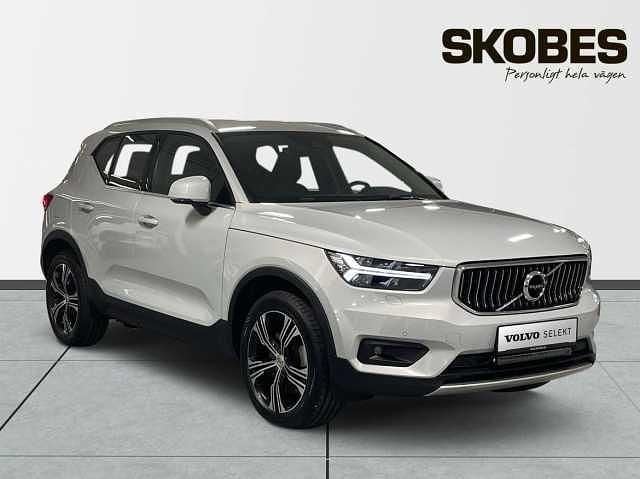 Silver Begagnad 2021 Volvo XC40 SUV | 364 300 kr (Marknadspris) - Bild 1/3