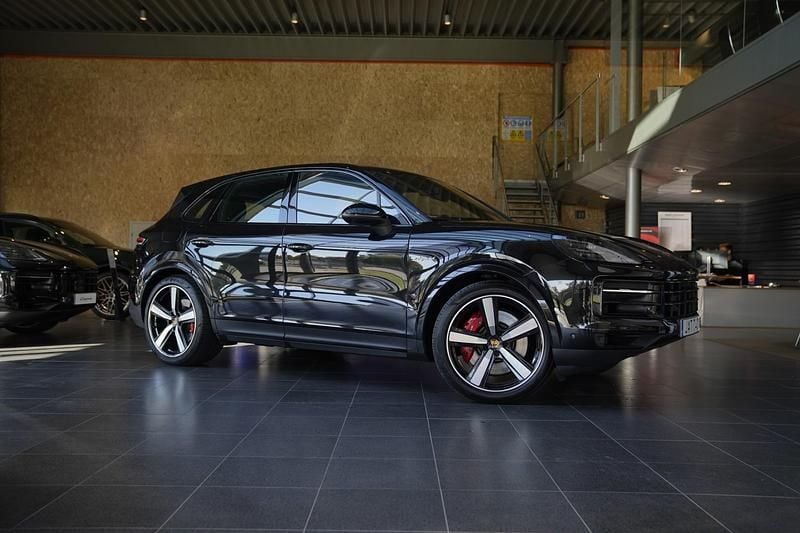 Svart (black) Begagnad 2023 Porsche Cayenne S E-Hybrid SUV | 1 275 000 kr - Bild 1/4