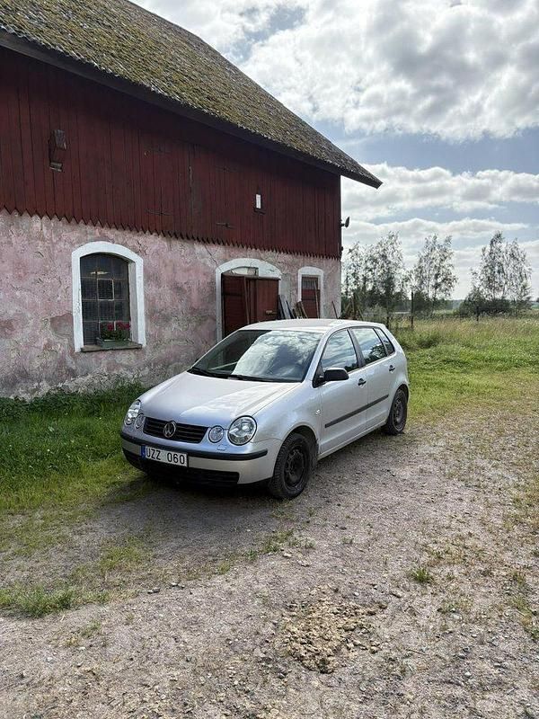 Silver Begagnad 2004 VW Polo Basis Halvkombi | 28 000 kr (Lite dyr) - Bild 1/4