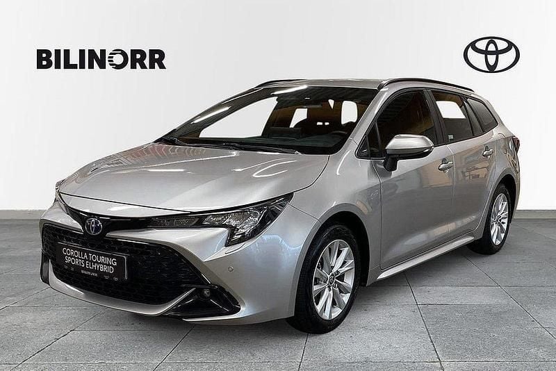 Silver Begagnad 2023 Toyota Corolla Active Kombi | 259 900 kr (Marknadspris) - Bild 1/3