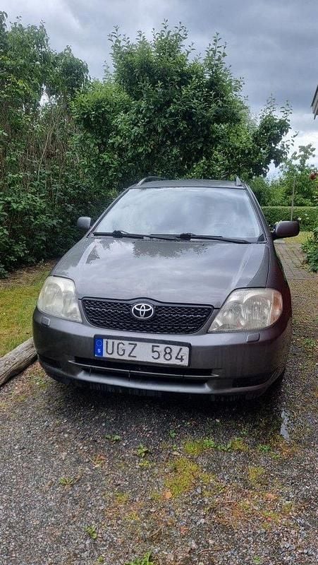 Grå Begagnad 2003 Toyota Corolla Kombi | 23 000 kr (Marknadspris) - Bild 1/4