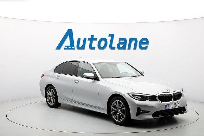 Silver (silver metallic ) Begagnad 2020 BMW 320 Shadowline Sedan | 269 900 kr (Bra pris) - Bild 1/3