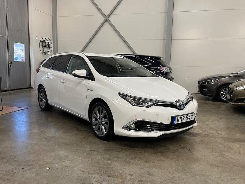 Vit Begagnad 2015 Toyota Auris Touring Sports Executive Kombi | 159 900 kr (Marknadspris) - Bild 1/4